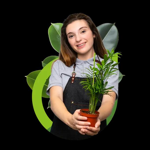 Uma garota sorrindo segurando um vaso de plantas